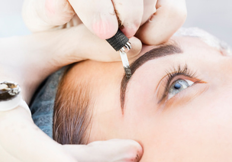 Anwendung des Microblading